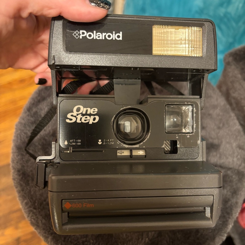📸 Vintage Polaroid OneStep 600 Instant Camera Retro 80s w/ 7 Photos Left in Film - Picture 7 of 9